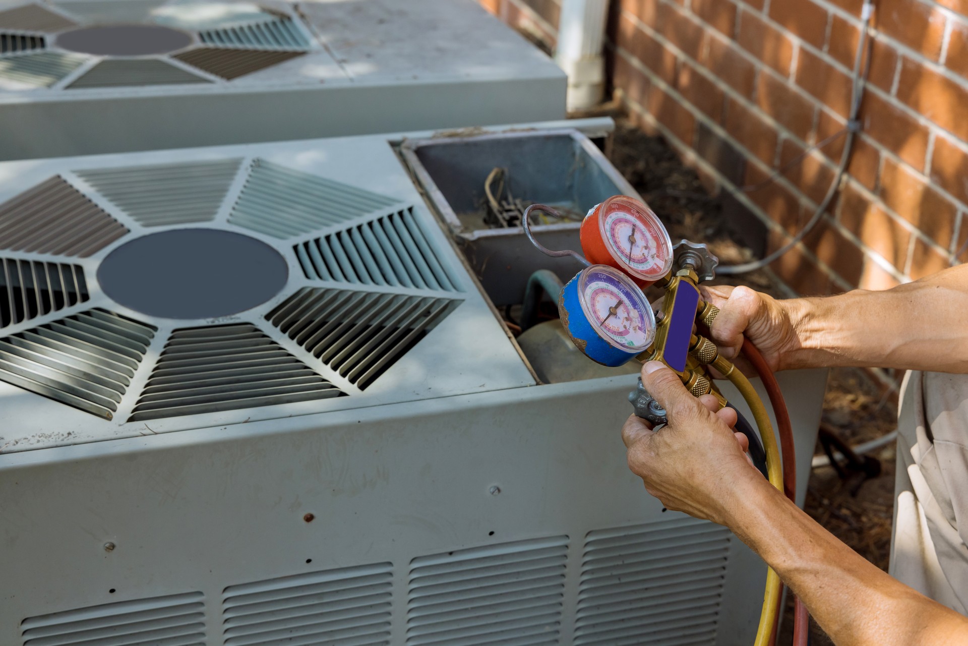 Air conditioning technician of preparing to air conditioner.